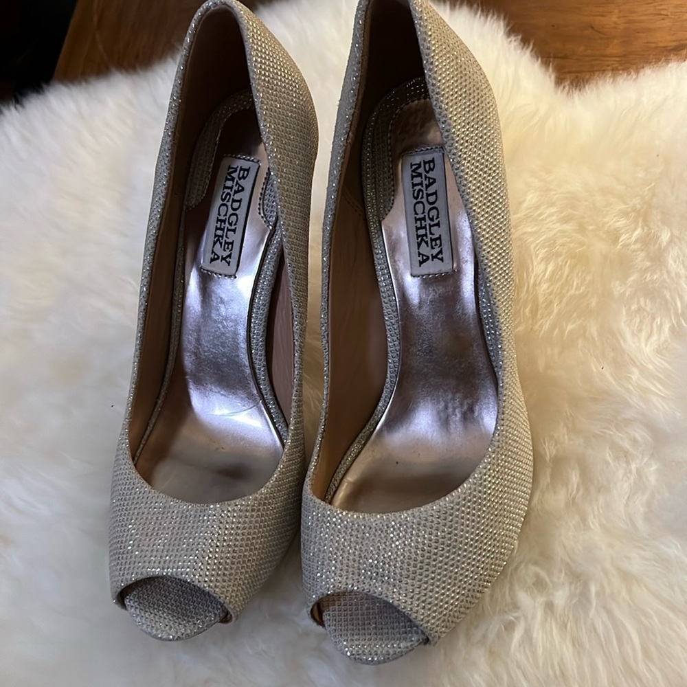 Badgley Mischka Gold Sparkle Peep Toe Pump US 6.5 M